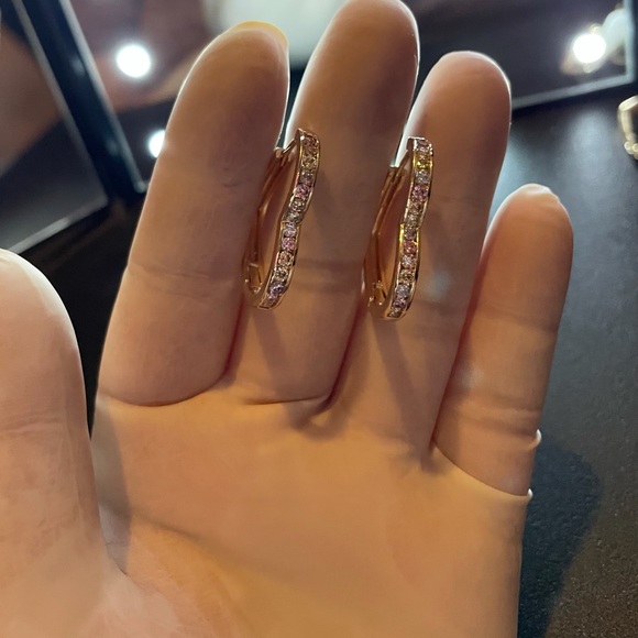 Gorgeous 18K Gold Plated ♥️ Earrings - Picture 5 of 5